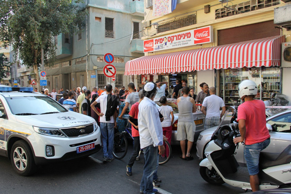 بالفيديو: إصابة خطيرة لشاب بعملية إطلاق نار داخل أحد المحلات التجارية بيافا